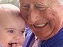 На руках с внуком: показали трогательное фото в честь юбилея принца Чарльза