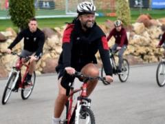 Футболисты  Ливерпуля  погоняли на велосипедах в Марбелье, Окслейд-Чемберлен потренировался с командой