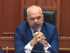 Шприц, чернила, скандал: в парламенте Албании брызнули чернилами в лицо премьер-министру