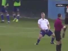 Хорватский футболист повторил жест Роналду с яйцами и получил красную карточку