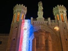 Стены Нотр-Дам в Иерусалиме раскрашены в цвета флага Франции