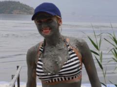 Ирина Федишин в полосатом купальнике вымазалась в грязях