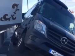 Российский парусник  Мир  разбил немецкий микроавтобус Mercedes