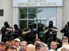 Из Молдовы после отставки правительства началось бегство политиков в Россию и Украину