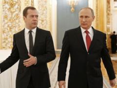 Путин в день рождения повысил зарплаты себе и Медведеву