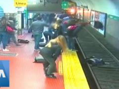 Пассажиры спасли девушку, упавшую под поезд метро