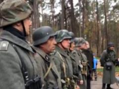 Под Киевом у памятника красноармейцам выставили караул в форме вермахта и СС