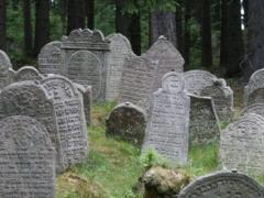 Антисемиты разгромили очередное еврейское кладбище в США
