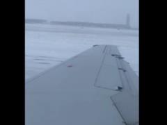 Пассажир снял посадку самолета на  лед 