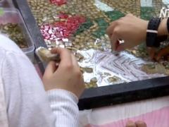 Видеофакт: иорданский художник превращает стеклянный мусор в мозаику