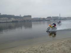 Впервые в Украине - мотоциклист проехал по воде пять километров