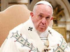 В новогоднюю ночь неизвестная женщина разозлила Папу Римского