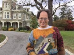 Странные свитера американца становятся музейными экспонатами