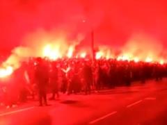Файер-шоу в Мадриде. Фанаты  Атлетико  огненным коридором встретили команду перед матчем с  Ливерпулем 