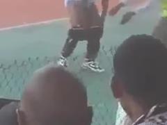 Футбольный тренер из  африканских Мальдив  снял штаны перед фанатами соперника и получил  бан 