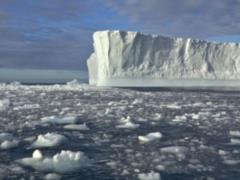 Один из самых больших в мире айсбергов почти растаял