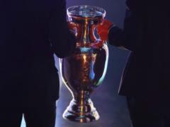 Феерический конфуз: трофей Евро-2020 рухнул наземь в прямом эфире, видео стало вирусным