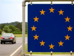 Евросоюз откроет границы для вакцинированных туристов
