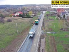 На Харьковщине на подъездной дороге к поселку Березовка устраивают выравнивающий слой асфальта