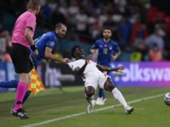 Итальянский футболист брутально завалил соперника в финале Евро-2020: забавный кадр стал мемом