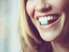 Стоматологи ответили, вредят ли жвачки зубам