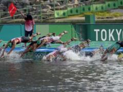 Едва на задавила несколько спортсменов: телевизионная лодка стала причиной громкого скандала на Олимпиаде-2020