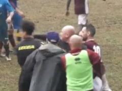 Дикий зашквар в Италии: футбольный тренер выскочил на поле и ударил арбитра по голове