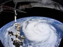 Ученые впервые сняли видео в центре урагана