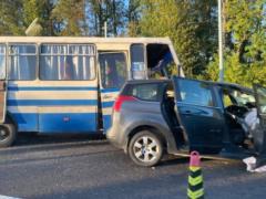 На трассе Киев-Чоп автомобиль столкнулась с пассажирским автобусом: четверо травмированных