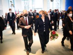 Меркель официально передала дела новому канцлеру Германии Шольцу