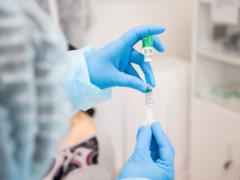 Израиль впервые в мире вводит четвертую дозу вакцины от COVID-19