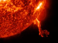 «Буря» на Солнце: звезда выпустила сразу три вспышки