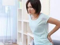Боль в спине у женщин может оказаться неочевидным симптомом рака