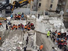 Число погибших от землетрясения в Турции увеличилось до более чем 3 тыс. человек. Пострадали десятки тысяч