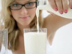 Лікар-дієтолог з Іспанії розповів, чи може молоко підвищити ризик раку