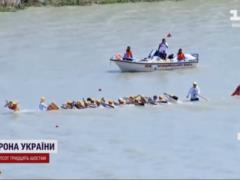 Украинские гребцы поразили всех в Таиланде стойкостью — они финишировали на затопленной лодке