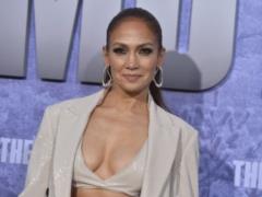 54-летняя Дженнифер Лопес вблизи показала свое лицо без капли косметики и фильтров