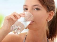 Напитися без спраги: чому безпечно пити воду навіть без почуття спраги