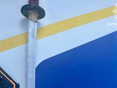 Патрульные задержали мужчину, который гулял по Киеву с мечом