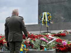 День памяти жертв Второй мировой войны: киевляне возложили цветы в Парке Славы