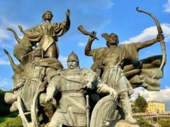 Киевляне снова увидели памятник основателям города – защитное сооружение демонтировали