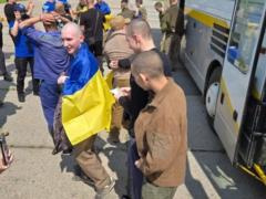 В Украину вернулись первые украинские военнопленные в возрасте до 25 лет, - Зеленский