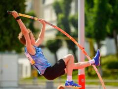 12-летний украинец в прыжках с шестом перешагнул высоту Дюплантиса