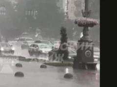 Киев накрыла непогода - сильный дождь с градом затопил улицы столицы