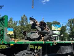 В Кременчуге демонтировали памятник советским матросам