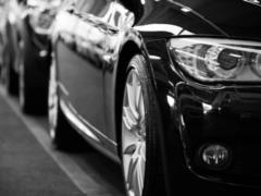 Чего не стоит оставлять в авто в жару: 10 вещей, которые могут стать опасными
