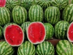 В продаже уже появились арбузы: пока по 20-30 гривен. Как выбрать спелый