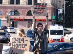 Незлым тихим словом: прилично ли митинговать с матом