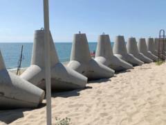 Коктейли в укрытиях и холодное море: пик сезона в Одессе проходит с аншлагом