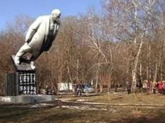 В Хмельницкой области снесли памятник Ленину, который был последним в Украине